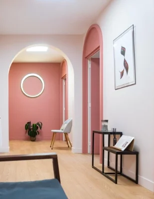 Cabinet de Gestalt-thérapie à l'ambiance chaleureuse et apaisante, murs roses et bois clair